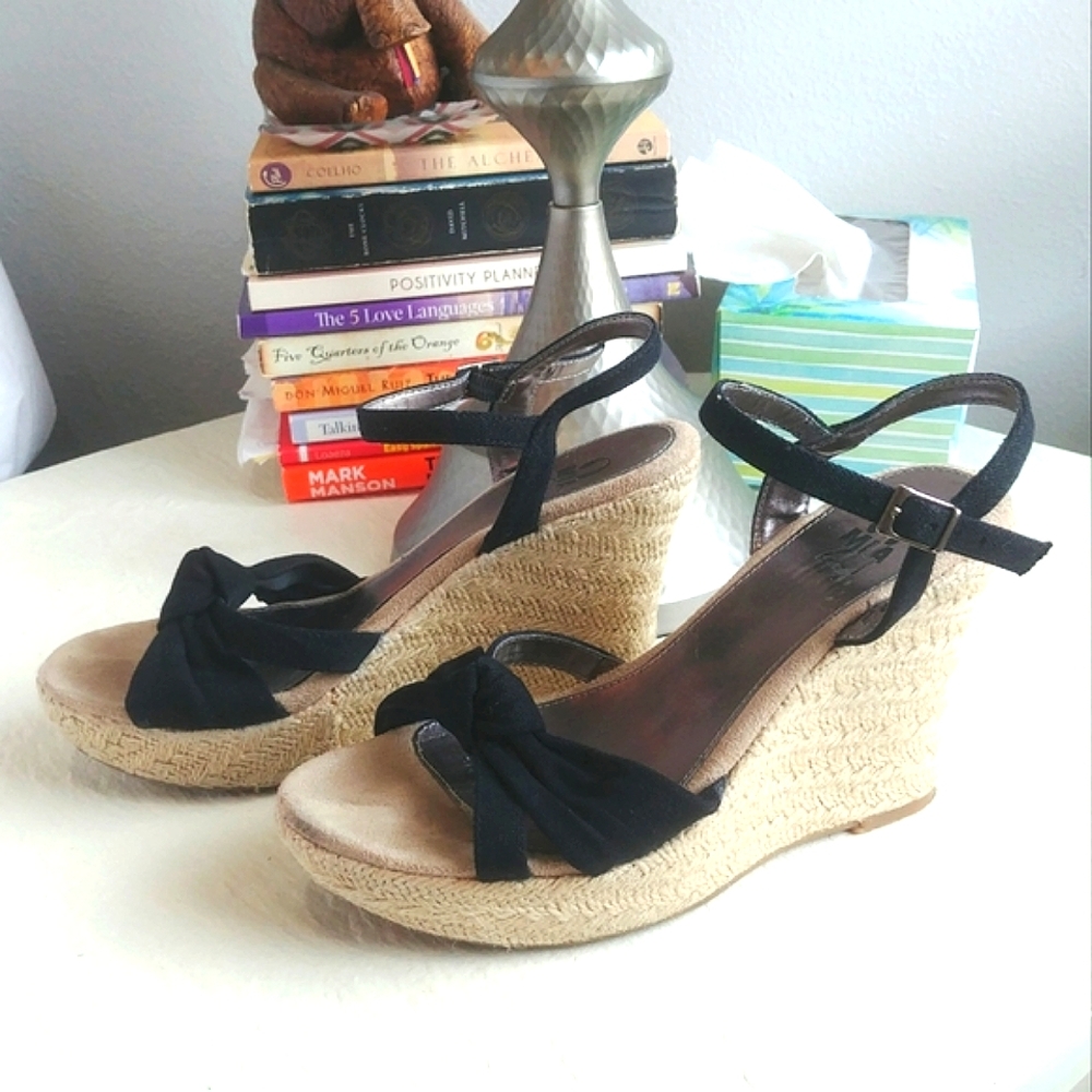 MIA2 strappy summer platform wedge with Bow & black woven fabric size US 7.5